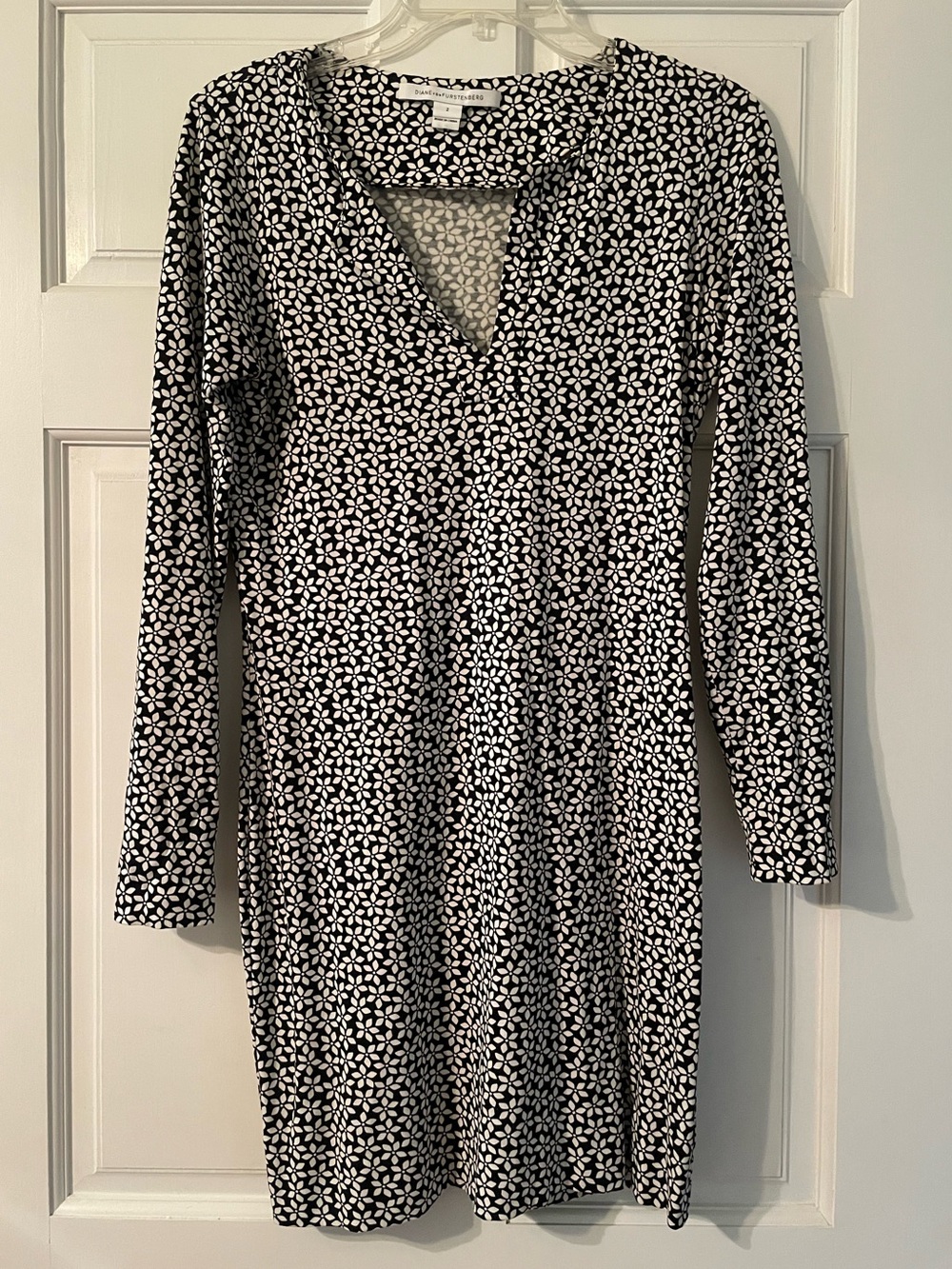 Diane von Furstenberg Reina Black & White Long-Sleeve V-Neck Printed Dress